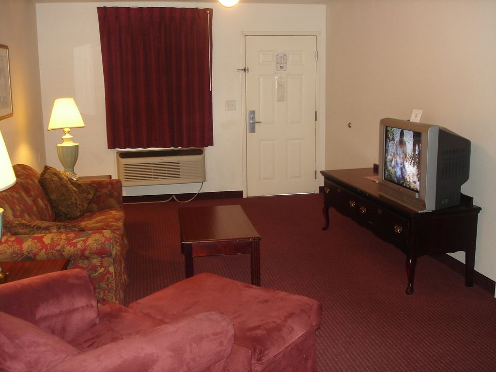 Douglas Inn & Suites Cleveland Room photo