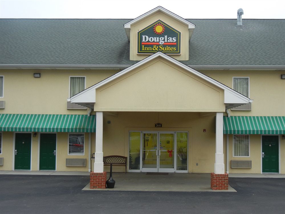 Douglas Inn & Suites Cleveland Exterior photo